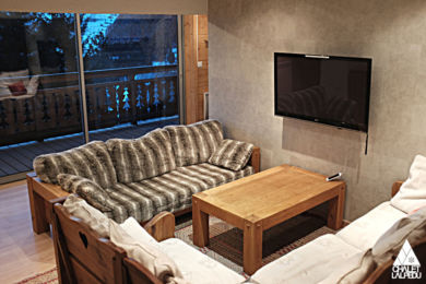 salon TV du rez de chaussée avec la vue sur les montagnes